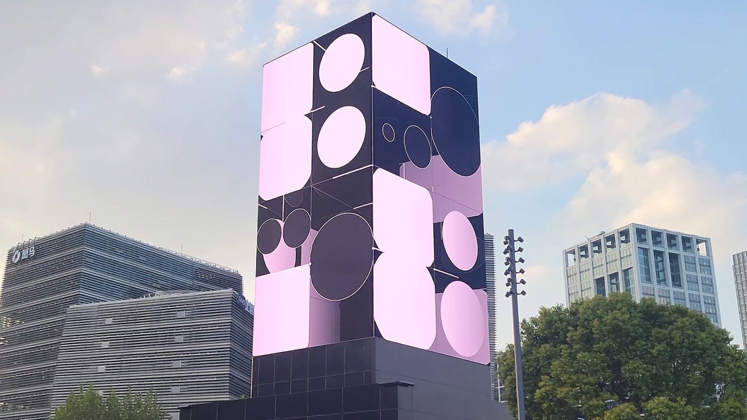 上海 West Bund の屋外 LED タワー「PixTower」に映る《1D985》。K-D tree による空間分割が、ピンクの幾何学として立ち上がる。