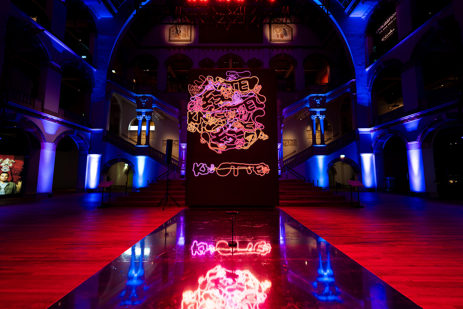《Knotted》(2025、第14回 Amsterdam Light Festival、Wereldmuseum)。中国結を生成アルゴリズムで翻訳し、鑑賞者の動きに応じて紐が結ばれ、ほどかれる。